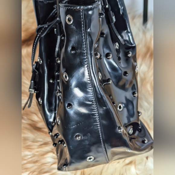 TOD'S Patent Leather Studded handbag. - Picture 4 of 12